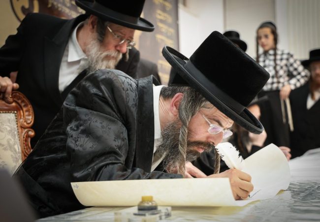 כתיבת האותיות ב'זוועהיל' | צילום: דוד ארזני