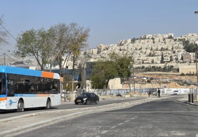 אוטובוס אקסטרה, ברקע שכונת רמת שלמה