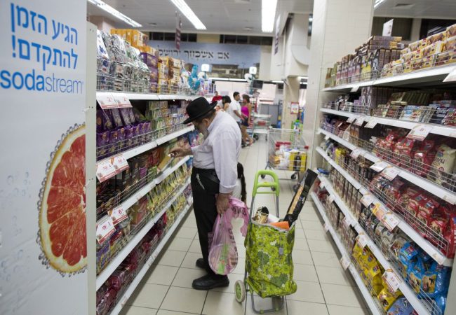 קונה בחנות בתלפיות - אילוסטרציה. צילום: יונתן זינדל/פלאש 90