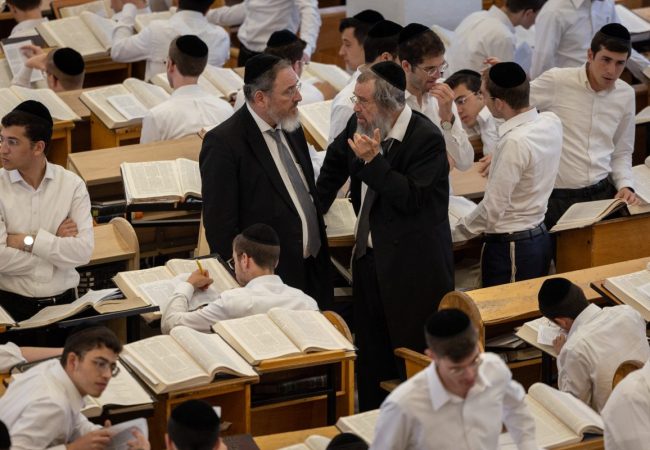 ראשי ישיבת חברון בהיכל הישיבה בגבעת מרדכי | צילום: חיים גולדברג/פלאש 90