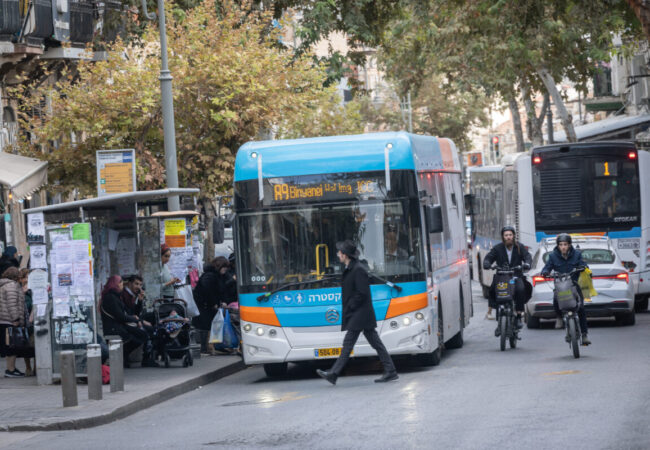 תחבורה ציבורית בשכונת גאולה צילום: חיים גולדברג/פלאש90