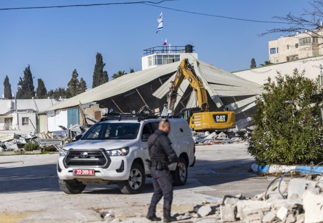 הריסת מתחם אונר''א בגבעת התחמושת | צילום: יונתן זינדל פלאש 90