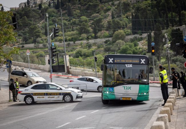 אוטובוס חוצה מחסום משטרתי בכביש המוביל לכותל | צילום: יונתן זינדל/Flash90