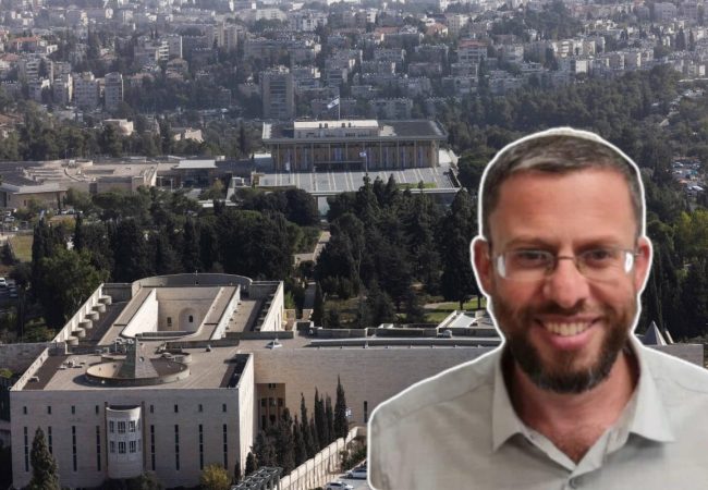 יהודה אליהו על רקע בניין בית המשפט העליון