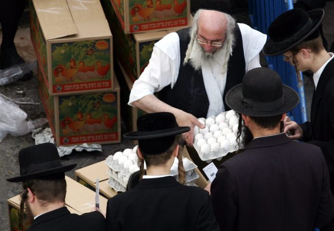 רכישת ביצים במאה שערים | צילום: קובי גדעון, פלאש 90