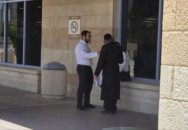 עוברי אורח בכיכר ספרא - אילוסטרציה