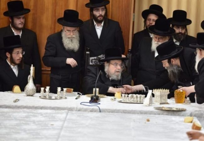 המחותן הרב אהרן בריף מקבל את ברכת האדמו"ר מבעלזא, לצד החתן ישראל מנחם נחום רוקח. צילום: אנשיל בעק