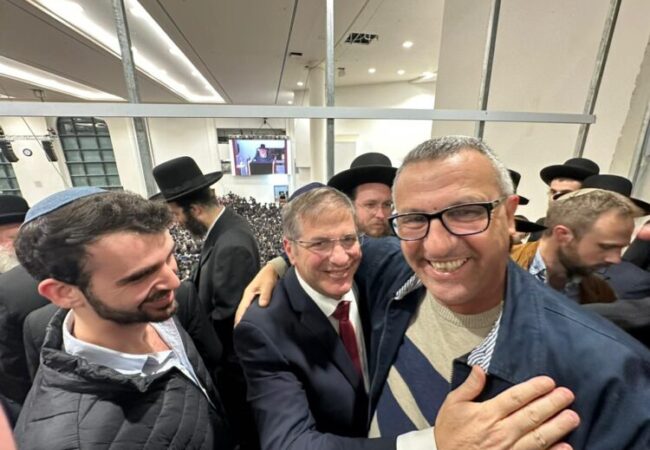 אשר נהון עם יואב קיש במעמד ההדלקה בגור