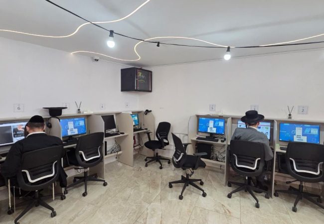 מבנה חדר המחשבים שפועל כיום