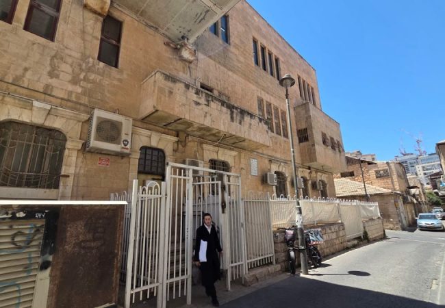 הכניסה לישיבת 'שפת אמת' גור בשכונת מקור ברוך