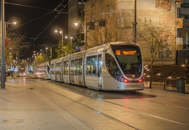 הרכבת_הקלה_בירושלים_(כפיר)_נוסעת_ברחוב_יפו_בערב,_ינואר_2024
